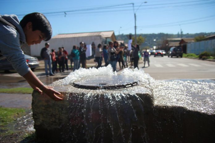 Apoderados y estudiantes  se manifiestan ante reiterada inundación de canal