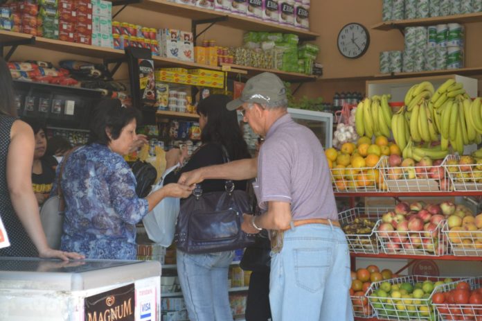 Limarinos recienten alza de precios en alimentos tras aumento de inflación en enero