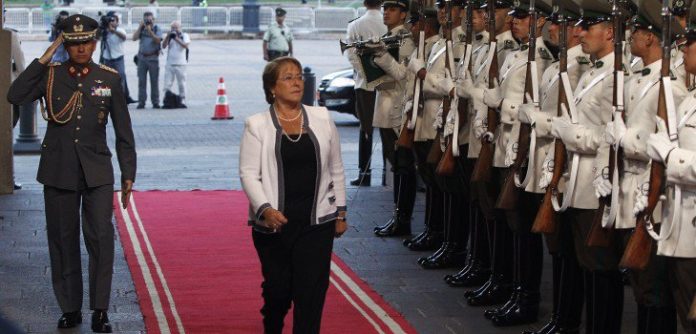 Políticos locales analizan agitado regreso de Bachelet de sus vacaciones 