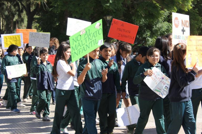 Niños y jóvenes se movilizan contra el maltrato infantil