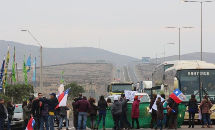 Profesores de la provincia se toman la Ruta 5 Norte 