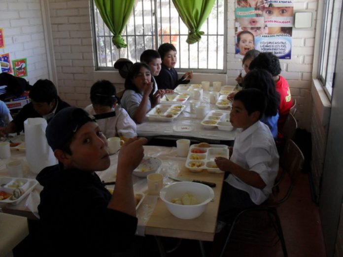 Roban alimentos lácteos a estudiantes de escuela rural de Alcones 