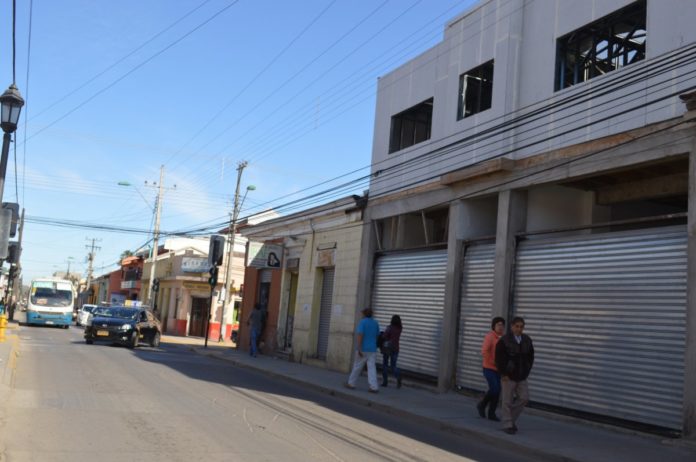 Trabajador que recibió descarga eléctrica continúa en Posta Central