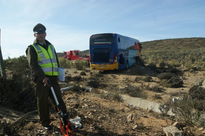 Auxiliar de bus está con riesgo vital tras colisión en Ruta 5 Norte