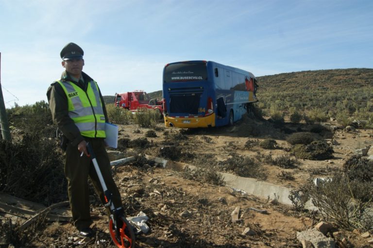 Auxiliar de bus está con riesgo vital tras colisión en Ruta 5 Norte