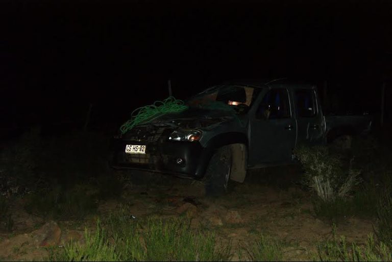 Copiloto muere tras volcamiento de camioneta