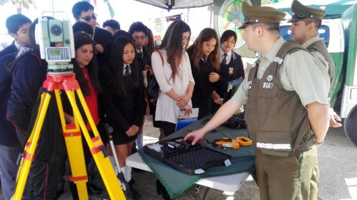 Estudiantes participan de la "Expo Carabineros 2016"