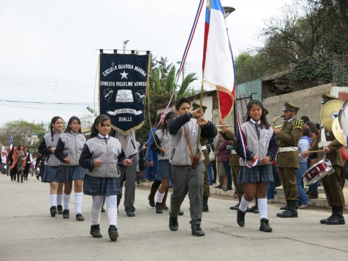 Escuela Vista Hermosa desarrolla desfile en homenaje a las Glorias Navales