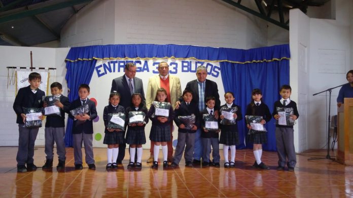 Municipio obsequia buzos a alumnos del Colegio Fray Jorge