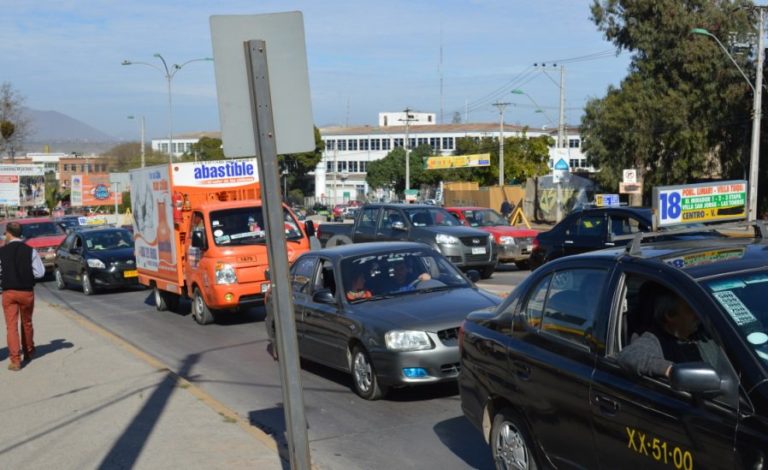 Congestión vehicular genera molestias en usuarios y conductores 