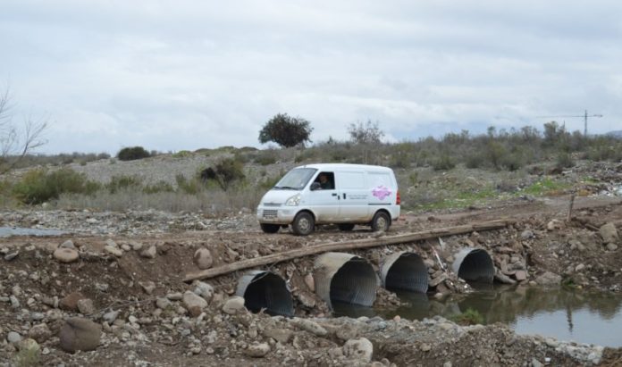 Vecinos reconstruyen puente de Potrerillo Bajo dañado por lluvias