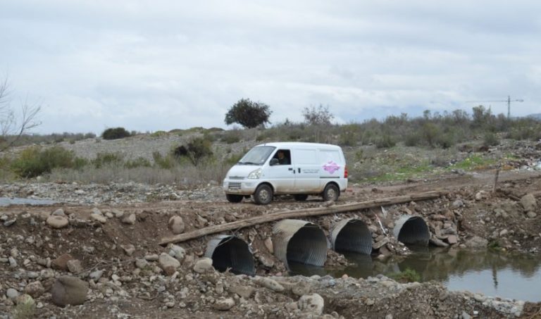 Vecinos reconstruyen puente de Potrerillo Bajo dañado por lluvias