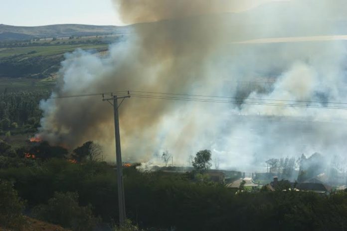 Intensa labor de Bomberos para controlar fuego cercano a Lagunillas