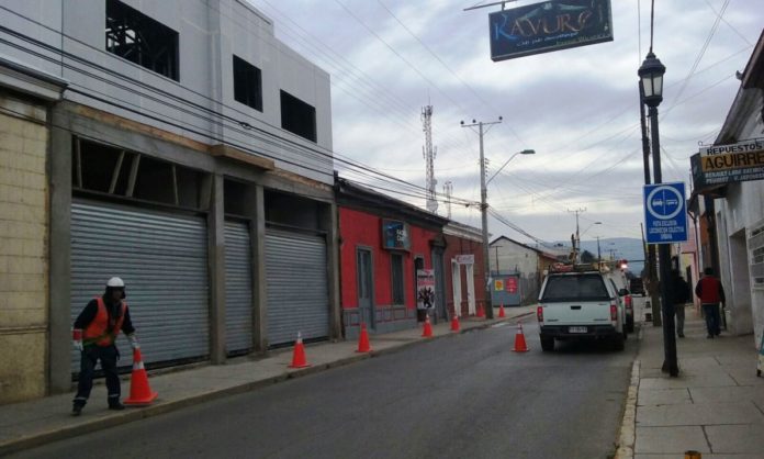 Obrero que recibió golpe eléctrico continúa grave