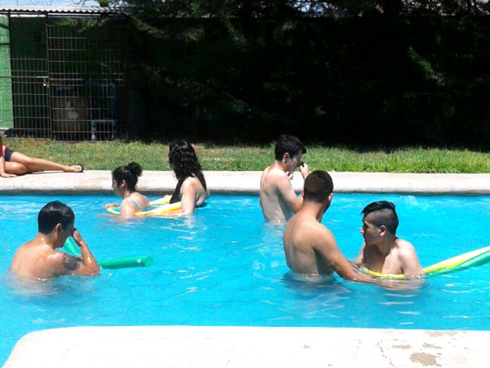 Los usuarios asisten dos veces por semana a sus sesiones de hidroterapia en la piscina facilitada por la línea de colectivos 69.