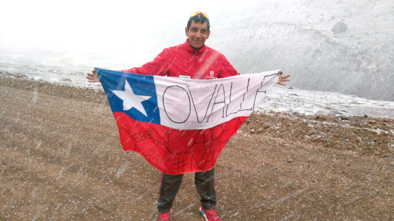 “Siempre ando con una bandera ovallina en diferentes maratones nacionales e internacionales”, consignó Omar Navea.