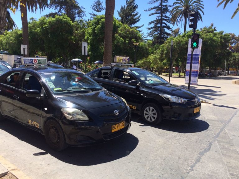 En los próximos días en las calles de nuestra ciudad convivirán los taxis colectivos con el servicio Uber. 