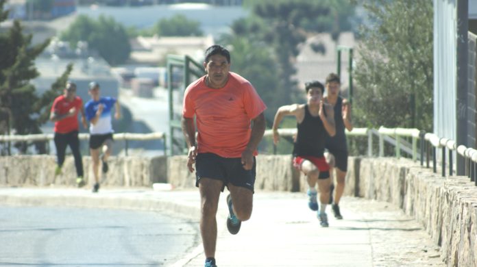 Hugo Cataldo entrena duro en la popular rampla frente al colegio San Juan Bautista.