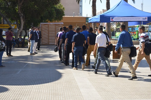 A eso de las 13 horas de ayer, los futuros uniformados llegaron hasta la Plaza de Armas para iniciar el proceso en el que encuestaron. 