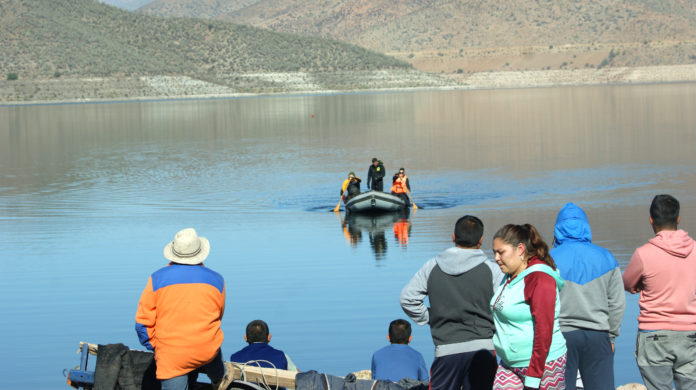 Familiares han llegado al sector del Embalse La Paloma para seguir paso a paso la búsqueda de sus seres queridos.