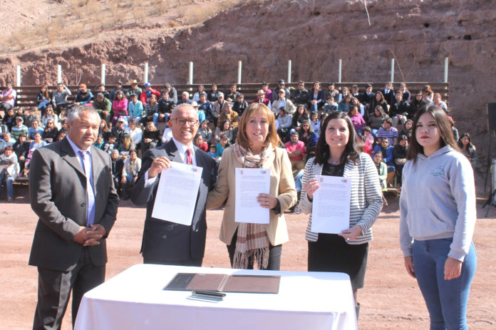 El alcalde Gary Valenzuela, la directora regional del INIA, Constanza Jana y la directora del liceo, Bárbara Morales, muestran el convenio firmado por las autoridades.