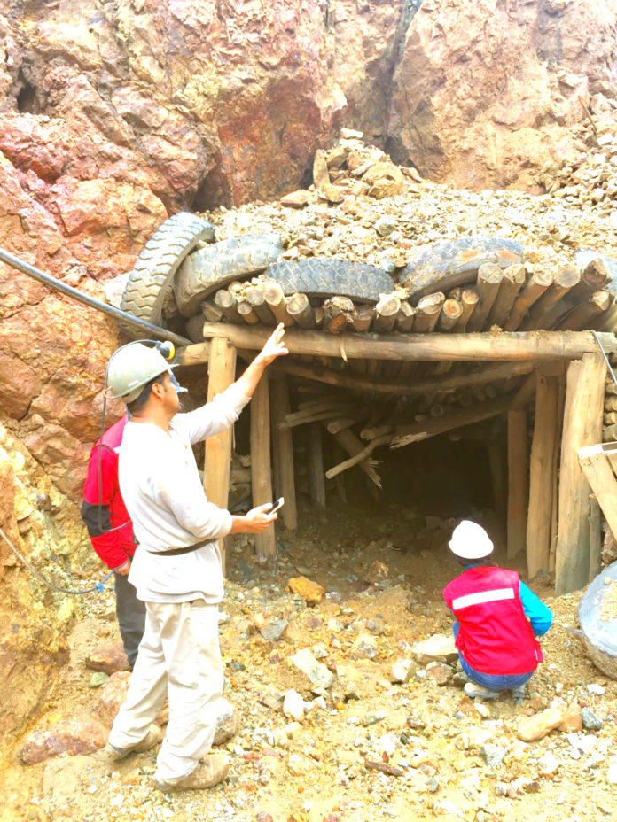 En la imagen tomada ayer en Punitaqui, se observa como la entrada hacia un pique minero se encuentra con su techo desfondado a causa de un derrumbe de piedra y roca.