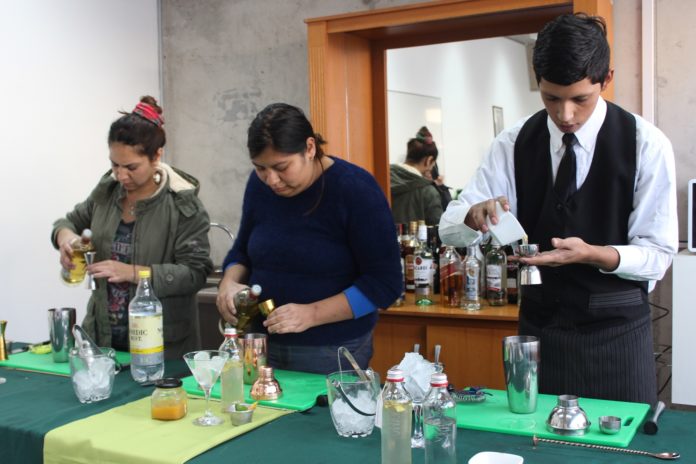 Duranta la jornada de ayer, las actividades por el Día Nacional del Pisco terminaron con la realización de un torneo de mixología entre 15 egresados de la carrera de Gastronomía. En el centro de la imagen, Marilyn Gómez, ganadora del evento.