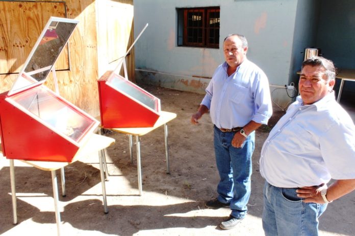 La elaboración de hornos solares busca despertar el interés de los pobladores de zonas rurales por aprovechar la energía de sol, recurso abundante en nuestra provincia.