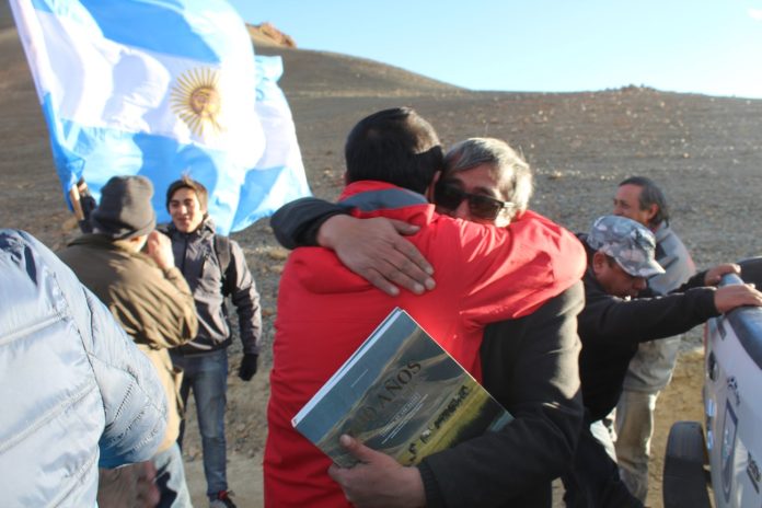 El alcalde de Monte Patria, Camilo Ossandón y el intendente de Calingasta, Jorge Castañeda, se abrazaron como sinónimo de integración.