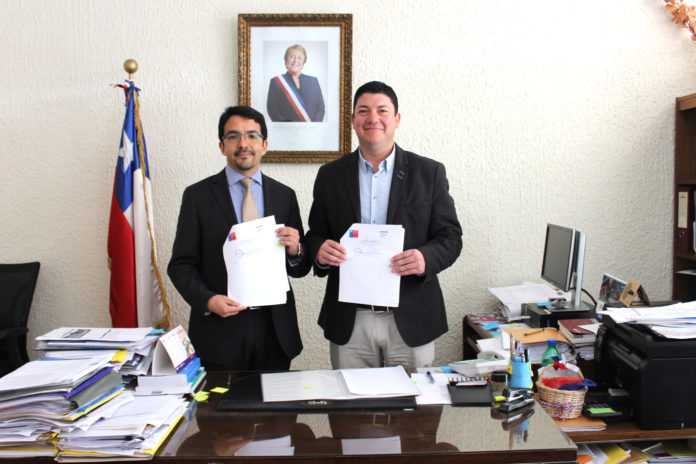 El Gobernador Wladimir Pleticosic y el Superintendente de Insolvencia, Hugo Sánchez, celebraron la firma del convenio entre ambos organismos.