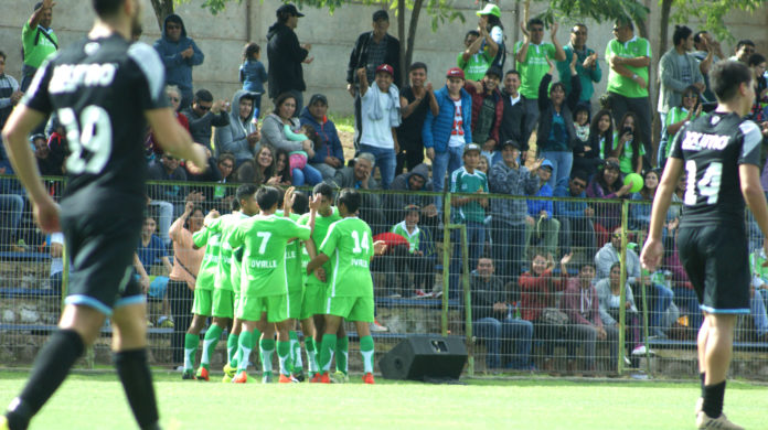 Los ovallinos festejaron la victoria por 2-0 ante Quintero Unido. Foto: RODOLFO PIZARRO