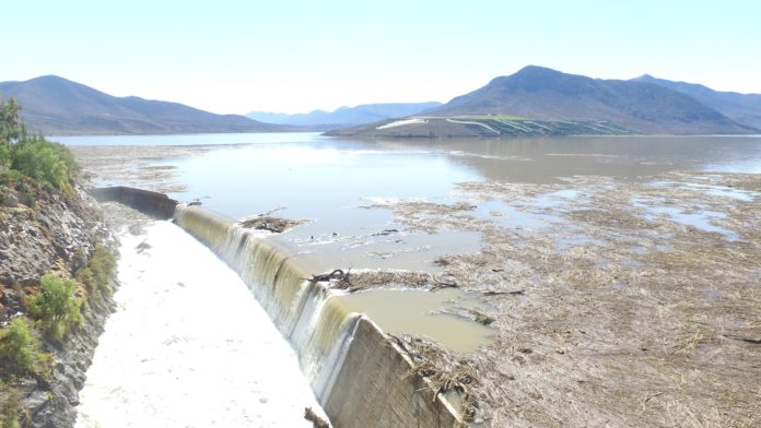 Durante este sábado, el embalse Recoleta contenía ramas y troncos que fueron arrastrados por el caudal.