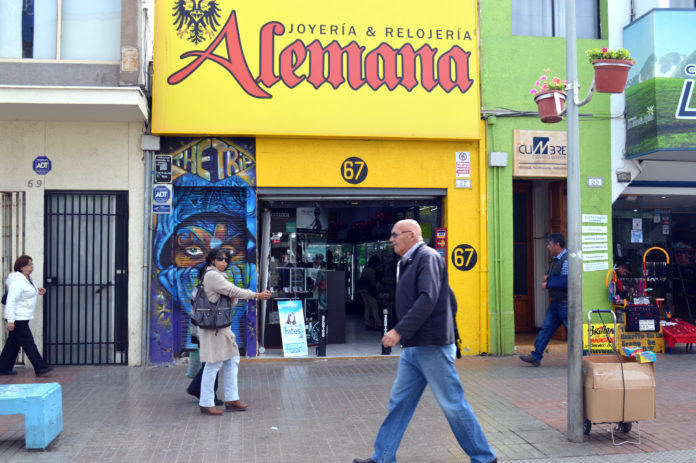 Un hombre y dos mujeres habrían ingresado a la joyería en plena luz del día. Foto: romina navea r.