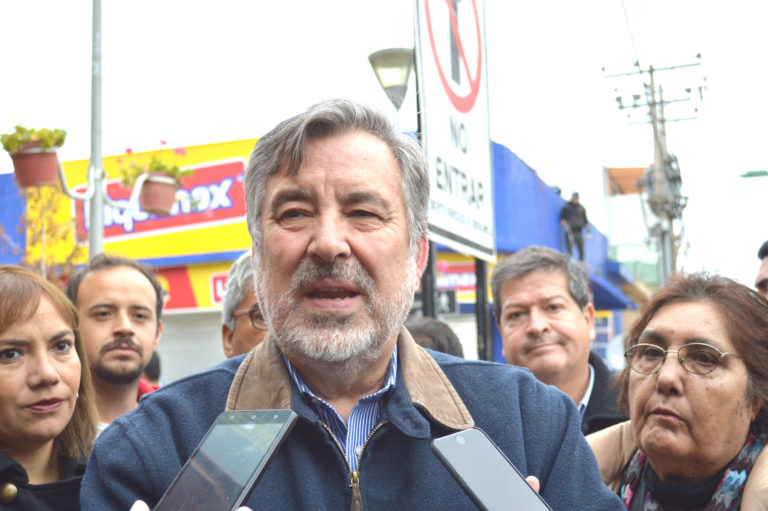 Frente al conocido restaurant D’ Ocar, el candidato de la Nueva Mayoría recibió un gran afecto por parte de los ovallinos.