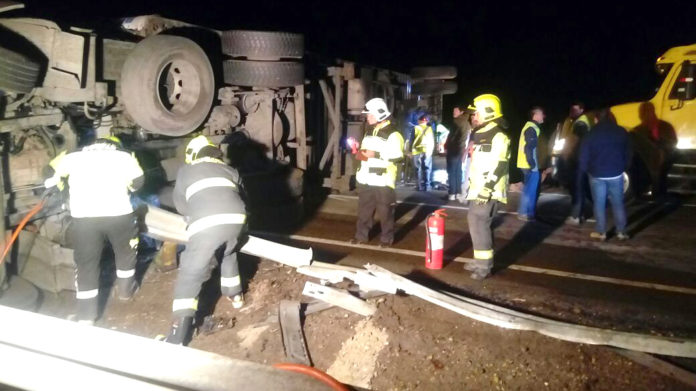 Voluntarios de Bomberos llegaron a la emergencia a prestar apoyo.