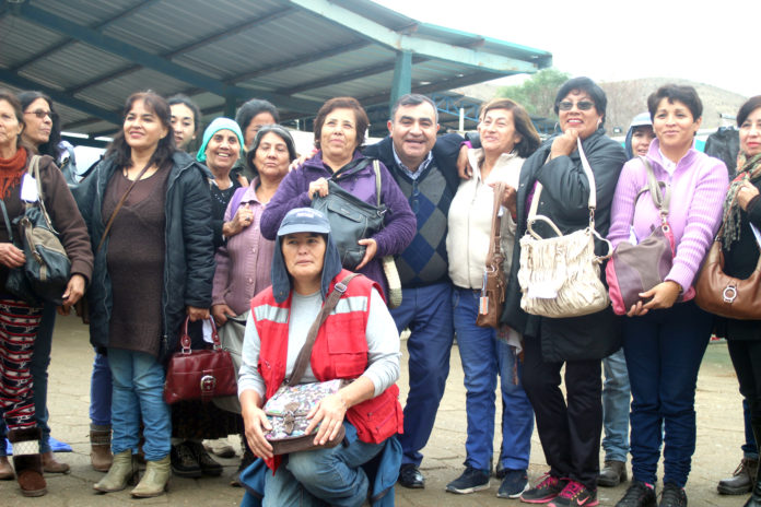 Las carteras donadas tienen en su interior útiles de aseo personal y artículos indispensables para ellas.