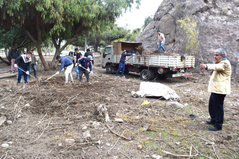 El municipio de Ovalle, a través de sus cuadrillas y maquinarias comenzó las obras de limpieza y mejoramiento.