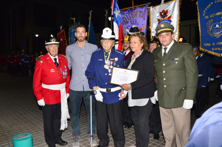 En marzo de este año Carlos Cazaudehore Dours (al centro de la imagen) recibió un reconocimiento público en Ovalle por su destacada trayectoria bomberil.