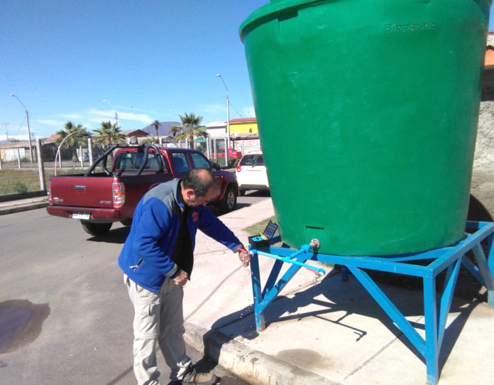 Inspectores fiscalizan la calidad de agua potable de los estanques estacionarios.