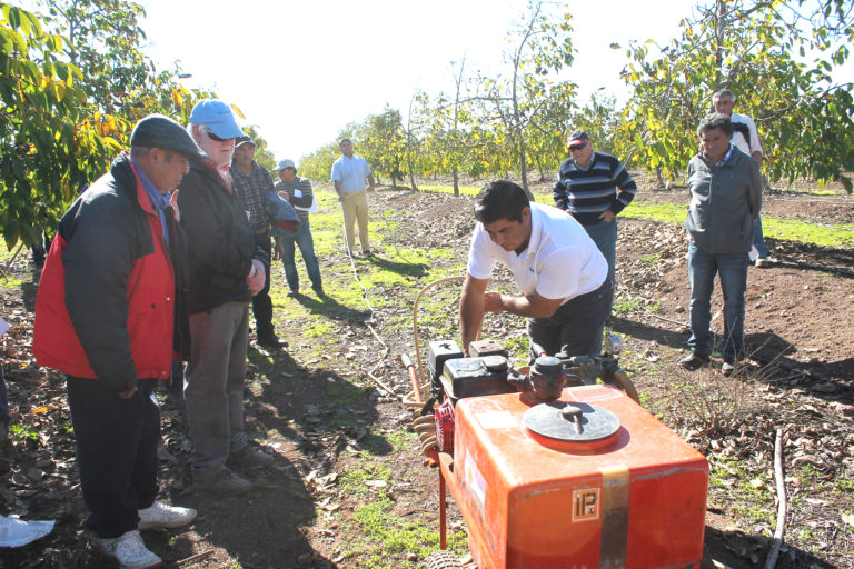 Hacer correcto uso de las maquinas de aplicación, y con ello, desarrollar un manejo integrado de plagas del nogal, fue el objetivo principal de la capacitación desarrollada por INIA a un grupo de agricultores del Limarí y Choapa.