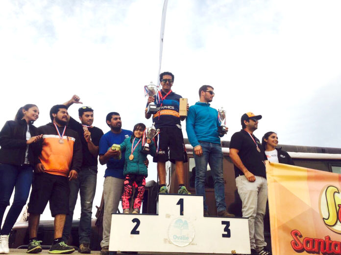 Marcelo Pastén (al centro) celebró en el primer lugar su triunfo en Promocional B.