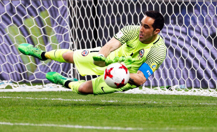 Claudio Bravo fue la figura en los lanzamientos penales. Foto: EFE