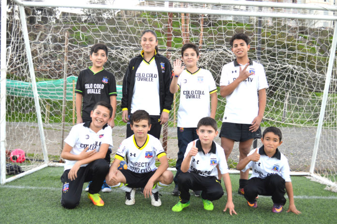 Los seleccionados a las pruebas lucieron sus camisetas de Colo Colo.