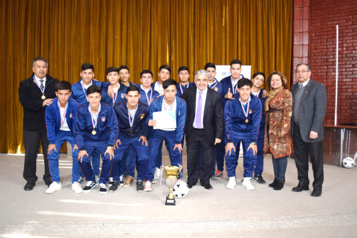 El Liceo Politécnico se coronó campeón en el fútbol escolar. FOTO: EL OVALLINO