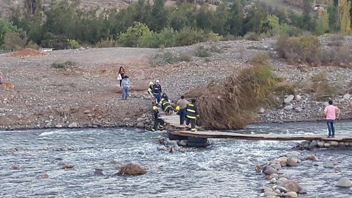 Personal del cuerpo de Bomberos de Ovalle trasladando a pie a un paciente hacia la ambulancia de SAMU debido a la nula conectividad hacia el sector (FOTO: CEDIDA)