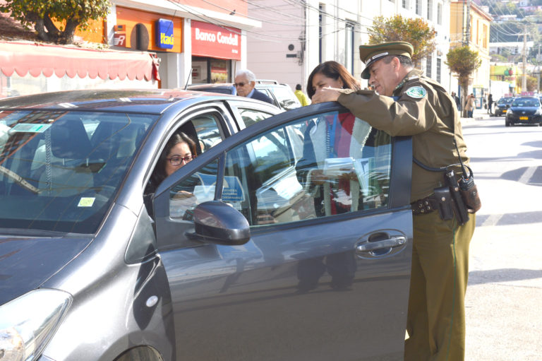 Carabineros de Chile junto a la municipalidad de Ovalle entregando recomendaciones de previnción frente al delito de robo.