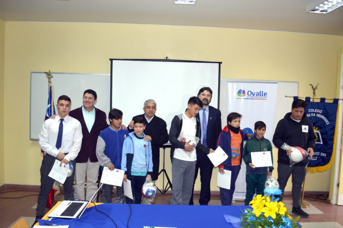 Mediante la jornada, alumnos, profesores y sostenedores de seis estableciminetos educacionales fueron reconocidos por destacar en el plan de Prevención en Violencia Escolar.