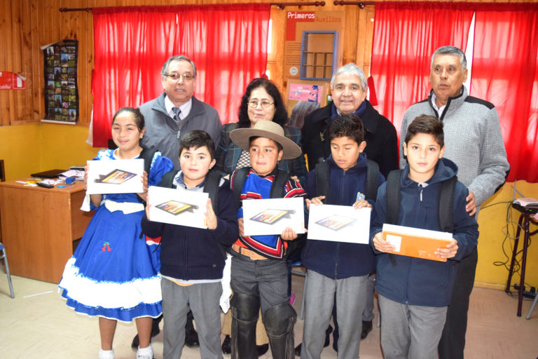 Los estudiantes recibieron un Tablet de última generación y fueron felicitados por el esfuerzo y el empeño que pusieron, para obtener un buen rendimiento académico.