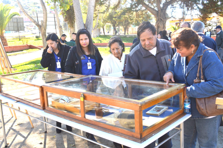 Los transeúntes pudieron conocer un poco sobre el pasado del hospital ovallino. Foto: kamila M.