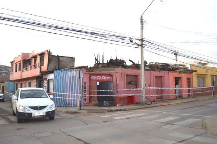 El incendio conmocionó a la comunidad local y dejó a personas sin hogar y sólo con lo puesto. Foto: Romina Navea R.